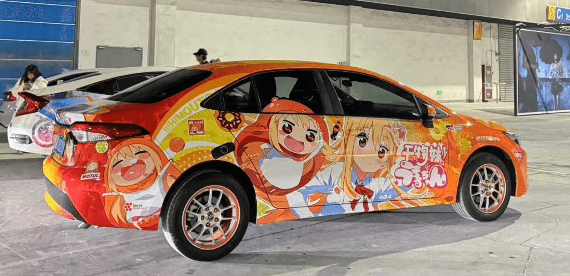 Challenger meets Anime – Vollfolierung von 10KWRAPS für echtes Straßenstatement