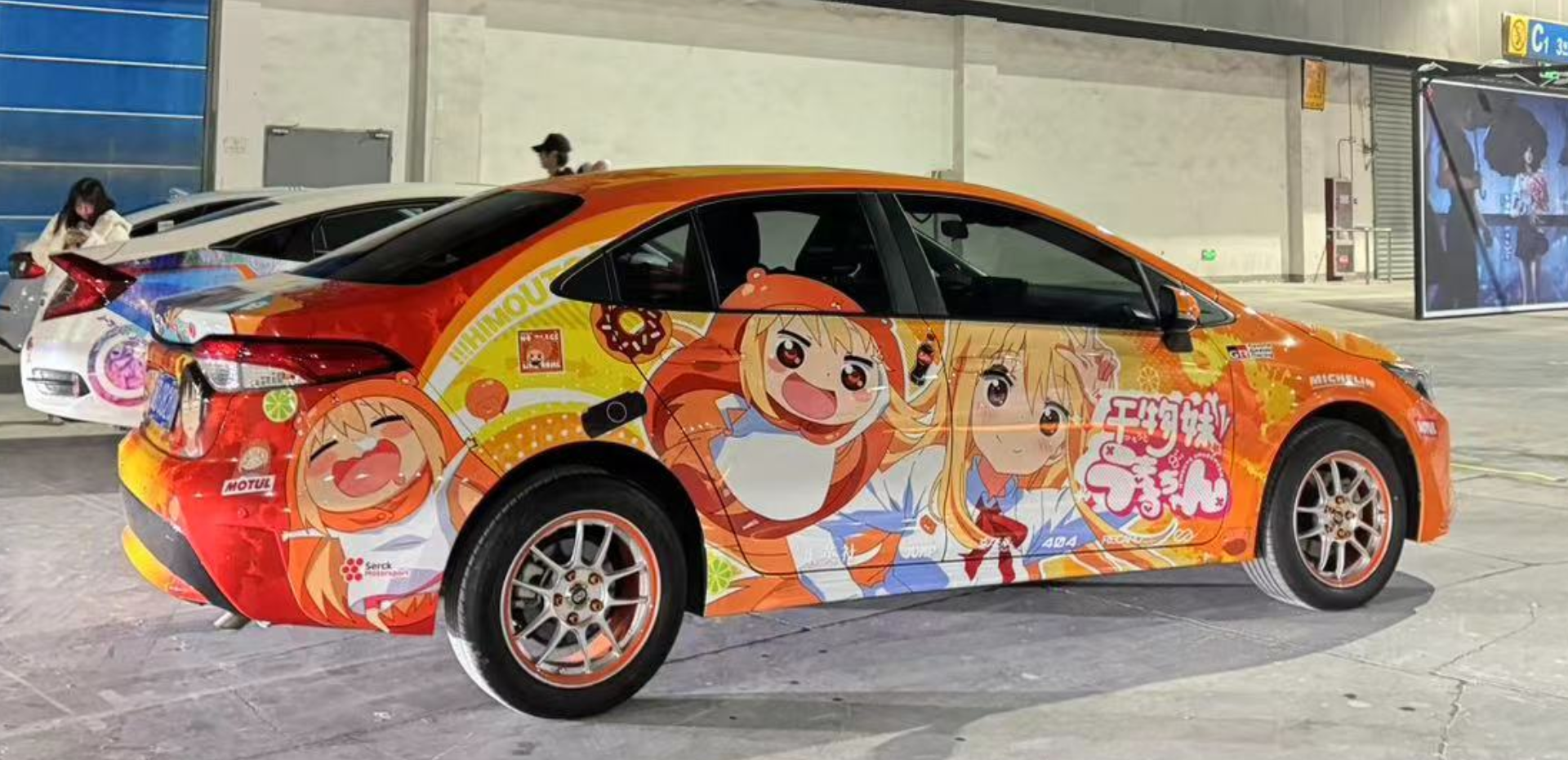 Challenger meets Anime – Vollfolierung von 10KWRAPS für echtes Straßenstatement